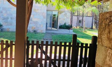 Casa en Venta 4 Dormitorios Quincho Piscina Cochera Doble - Barrio Privado