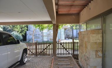 Casa en Venta 4 Dormitorios Quincho Piscina Cochera Doble - Barrio Privado