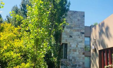 Casa en Venta 4 Dormitorios Quincho Piscina Cochera Doble - Barrio Privado
