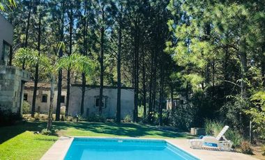 Casa en Venta 4 Dormitorios Quincho Piscina Cochera Doble - Barrio Privado