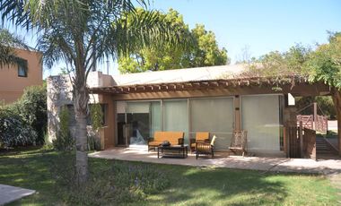Casa en Venta 4 Dormitorios Quincho Piscina Cochera Doble - Barrio Privado