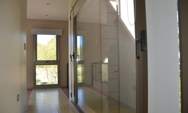 Casa en Venta 4 Dormitorios Quincho Piscina Cochera Doble - Barrio Privado