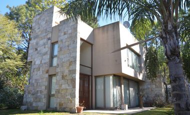 Casa en Venta 4 Dormitorios Quincho Piscina Cochera Doble - Barrio Privado