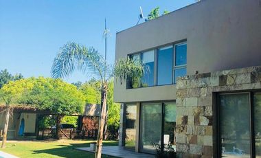 Casa en Venta 4 Dormitorios Quincho Piscina Cochera Doble - Barrio Privado