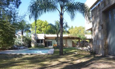 Casa en Venta 4 Dormitorios Quincho Piscina Cochera Doble - Barrio Privado