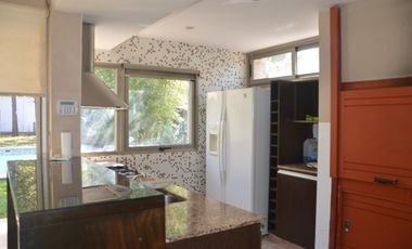 Casa en Venta 4 Dormitorios Quincho Piscina Cochera Doble - Barrio Privado