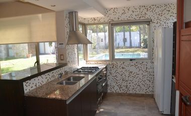 Casa en Venta 4 Dormitorios Quincho Piscina Cochera Doble - Barrio Privado