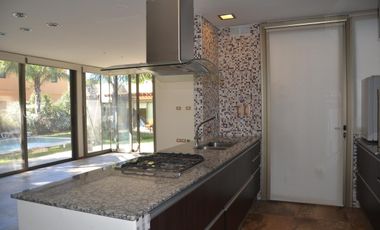 Casa en Venta 4 Dormitorios Quincho Piscina Cochera Doble - Barrio Privado