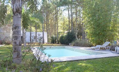 Casa en Venta 4 Dormitorios Quincho Piscina Cochera Doble - Barrio Privado