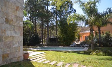 Casa en Venta 4 Dormitorios Quincho Piscina Cochera Doble - Barrio Privado