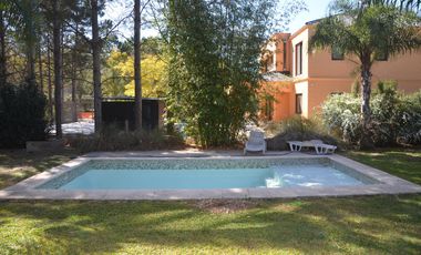 Casa en Venta 4 Dormitorios Quincho Piscina Cochera Doble - Barrio Privado