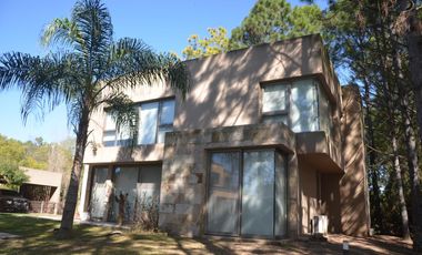 Casa en Venta 4 Dormitorios Quincho Piscina Cochera Doble - Barrio Privado
