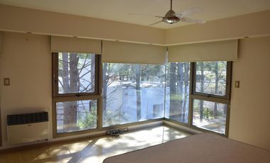 Casa en Venta 4 Dormitorios Quincho Piscina Cochera Doble - Barrio Privado