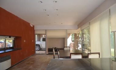 Casa en Venta 4 Dormitorios Quincho Piscina Cochera Doble - Barrio Privado