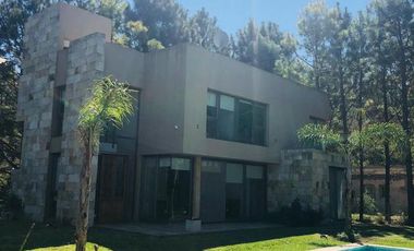 Casa en Venta 4 Dormitorios Quincho Piscina Cochera Doble - Barrio Privado