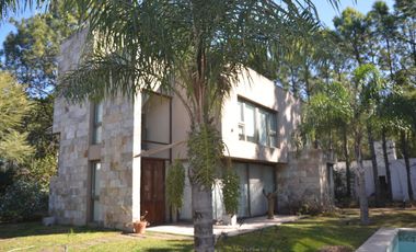 Casa en Venta 4 Dormitorios Quincho Piscina Cochera Doble - Barrio Privado