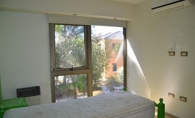 Casa en Venta 4 Dormitorios Quincho Piscina Cochera Doble - Barrio Privado