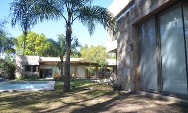 Casa en Venta 4 Dormitorios Quincho Piscina Cochera Doble - Barrio Privado