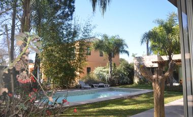 Casa en Venta 4 Dormitorios Quincho Piscina Cochera Doble - Barrio Privado