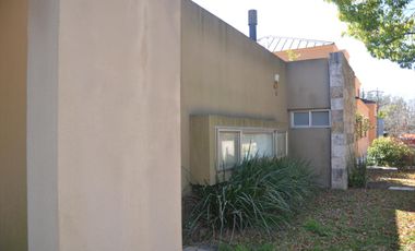 Casa en Venta 4 Dormitorios Quincho Piscina Cochera Doble - Barrio Privado