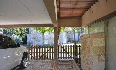 Casa en Venta 4 Dormitorios Quincho Piscina Cochera Doble - Barrio Privado