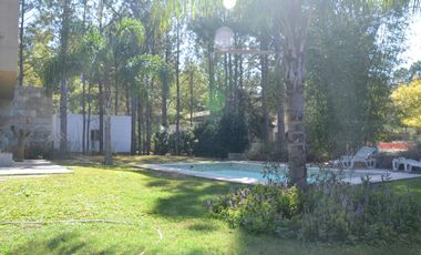 Casa en Venta 4 Dormitorios Quincho Piscina Cochera Doble - Barrio Privado