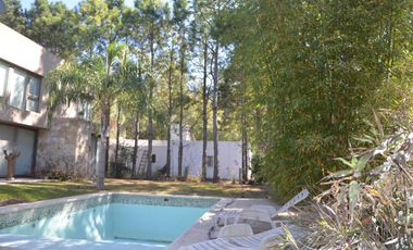 Casa en Venta 4 Dormitorios Quincho Piscina Cochera Doble - Barrio Privado