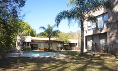 Casa en Venta 4 Dormitorios Quincho Piscina Cochera Doble - Barrio Privado