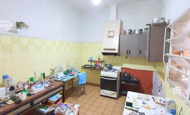 Casa 4 Amb. Ideal a Mejorar, a 1/c de Av. Maipu