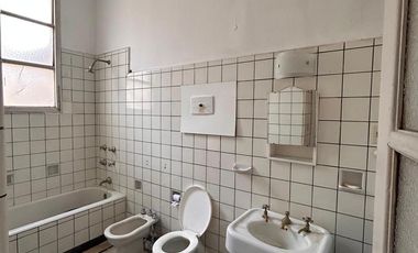 VENTA DE CASA DE CINCO DORMITORIOS ZONA CENTRO A METROS DEL RIO