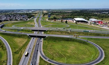 Galpón de 1000 m2 con vidriera la frente sobre Autopista Ros-BsAs y Circunvalación