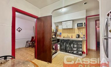 CASA LOTE PROPIO 3 DORMITORIOS, GARAGE Y PARQUE, JARDIN AL FTE.  266M2