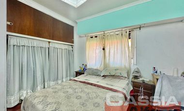 CASA LOTE PROPIO 3 DORMITORIOS, GARAGE Y PARQUE, JARDIN AL FTE.  266M2