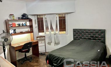 CASA LOTE PROPIO 3 DORMITORIOS, GARAGE Y PARQUE, JARDIN AL FTE.  266M2