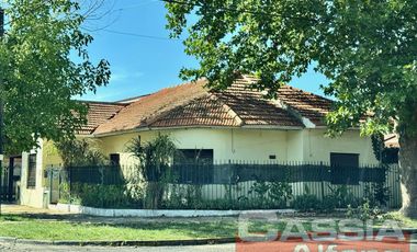 CASA LOTE PROPIO 3 DORMITORIOS, GARAGE Y PARQUE, JARDIN AL FTE.  266M2