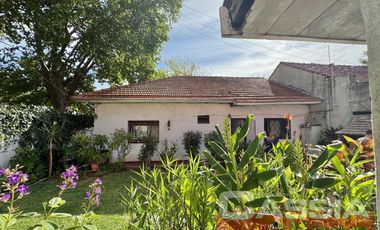 CASA LOTE PROPIO 3 DORMITORIOS, GARAGE Y PARQUE, JARDIN AL FTE.  266M2
