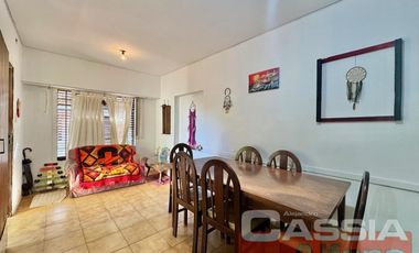 CASA LOTE PROPIO 3 DORMITORIOS, GARAGE Y PARQUE, JARDIN AL FTE.  266M2
