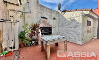 CASA LOTE PROPIO 3 DORMITORIOS, GARAGE Y PARQUE, JARDIN AL FTE.  266M2