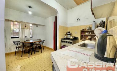 CASA LOTE PROPIO 3 DORMITORIOS, GARAGE Y PARQUE, JARDIN AL FTE.  266M2