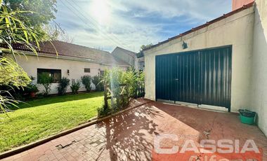 CASA LOTE PROPIO 3 DORMITORIOS, GARAGE Y PARQUE, JARDIN AL FTE.  266M2