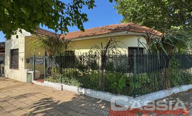 CASA LOTE PROPIO 3 DORMITORIOS, GARAGE Y PARQUE, JARDIN AL FTE.  266M2