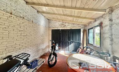 CASA LOTE PROPIO 3 DORMITORIOS, GARAGE Y PARQUE, JARDIN AL FTE.  266M2