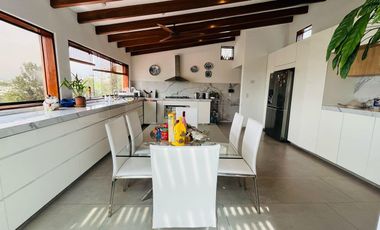 AMPLIO DÙPLEX  TOWNHOUSE CON LINDA VISTA