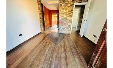 Gran casa remodelada en barrio residencial