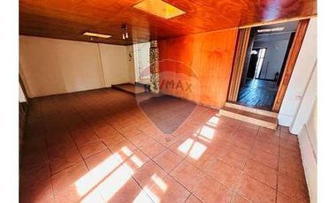 Gran casa remodelada en barrio residencial