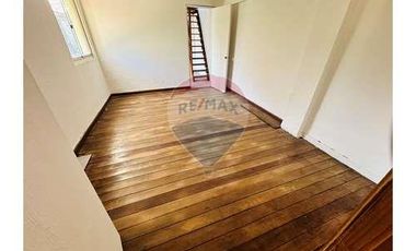 Gran casa remodelada en barrio residencial