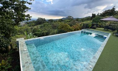 VENTA DE CASA MODERNA Y LUJOSA EN EL SECTOR EXCLUSIVO DE DAPA YUMBO