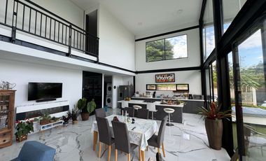 VENTA DE CASA MODERNA Y LUJOSA EN EL SECTOR EXCLUSIVO DE DAPA YUMBO