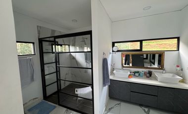 VENTA DE CASA MODERNA Y LUJOSA EN EL SECTOR EXCLUSIVO DE DAPA YUMBO