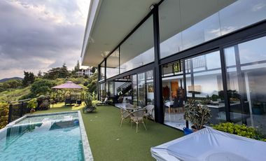 VENTA DE CASA MODERNA Y LUJOSA EN EL SECTOR EXCLUSIVO DE DAPA YUMBO